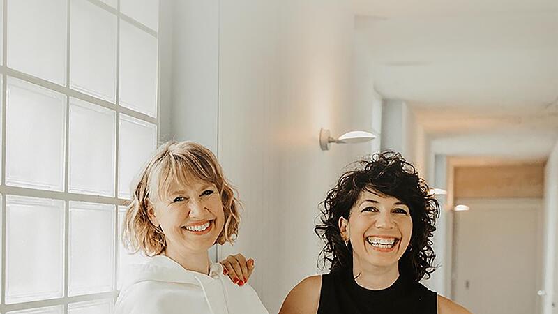 Sie wollen Frauen stark machen: Christina Hauptmann (links) und Senta Steinhauser von &bdquo;schoen.frau&ldquo;.