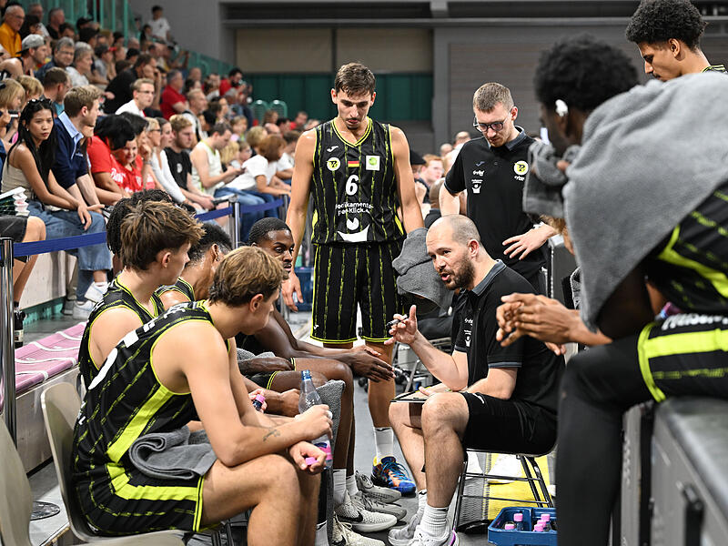 Sport Basketball Saison 2025 / 2026   2. Basketballbundesliga ProA  Spiel um Platz 3 Medikamente-per-Klick-Cup Spielort Bayreuth Oberfrankenhalle am Samstag  06.09.2025 Spielbeginn 16.30 h BBC Bayreuth  gegen Baskets W&uuml;rzburg Halbzeitergebnis 40:34 Endst