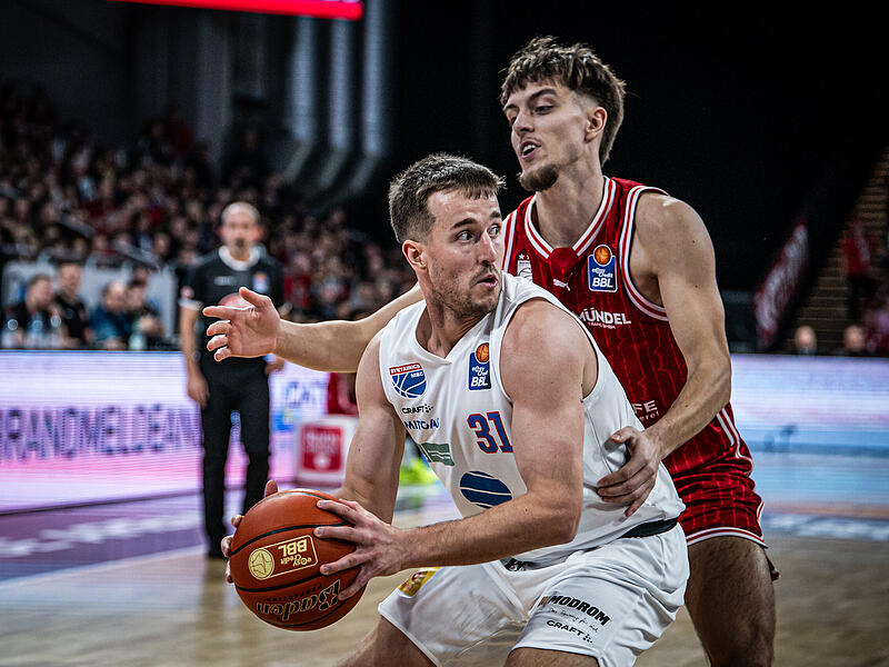 Der Ex-Bamberger Spencer Reaves (mit Ball, im Duell mit Zach Ensminger) spielt erneut eine starke Saison in Wei&szlig;enfels.