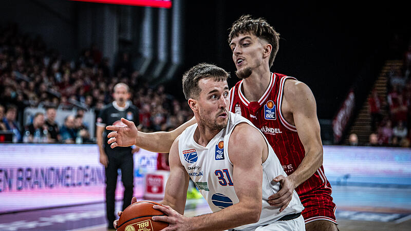 Der Ex-Bamberger Spencer Reaves (mit Ball, im Duell mit Zach Ensminger) spielt erneut eine starke Saison in Wei&szlig;enfels.
