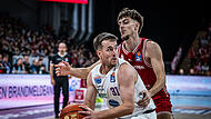 Der Ex-Bamberger Spencer Reaves (mit Ball, im Duell mit Zach Ensminger) spielt erneut eine starke Saison in Wei&szlig;enfels.