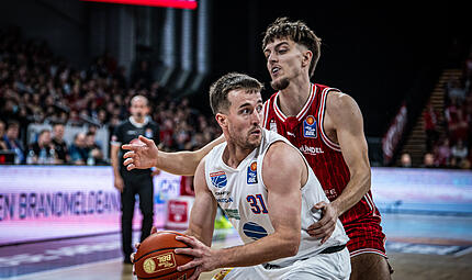 Der Ex-Bamberger Spencer Reaves (mit Ball, im Duell mit Zach Ensminger) spielt erneut eine starke Saison in Wei&szlig;enfels.