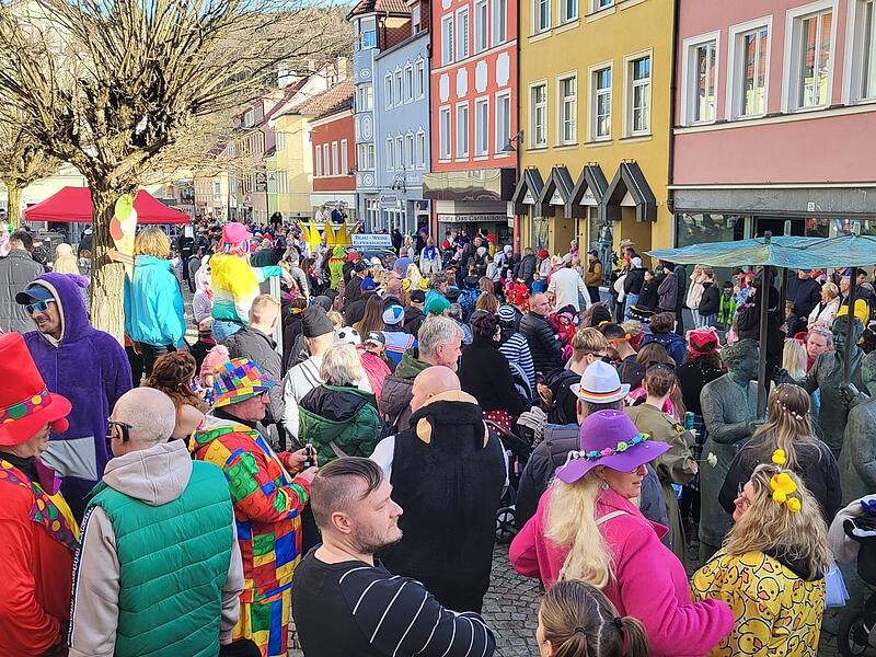 Viel los war am Faschingsdienstag, 4. März 2025, beim Faschingszug in Bad Brückenau.