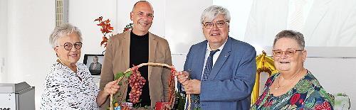 Der BRK-Kreisgeschäftsführer Thomas Petrak (Zweiter von rechts), freut sich gemeinsam mit dem BRK-Kreisvorsitzenden Christian Meißner, der 1. Stv. BRK-Kreisvorsitzenden Birgit Hufenbeck-Liebich (rechts) und der 2. Stv. BRK-Kreisvorsitzenden Rosema...