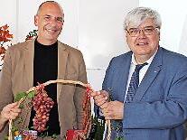 Der BRK-Kreisgeschäftsführer Thomas Petrak (Zweiter von rechts), freut sich gemeinsam mit dem BRK-Kreisvorsitzenden Christian Meißner, der 1. Stv. BRK-Kreisvorsitzenden Birgit Hufenbeck-Liebich (rechts) und der 2. Stv. BRK-Kreisvorsitzenden Rosema...