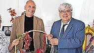 Der BRK-Kreisgeschäftsführer Thomas Petrak (Zweiter von rechts), freut sich gemeinsam mit dem BRK-Kreisvorsitzenden Christian Meißner, der 1. Stv. BRK-Kreisvorsitzenden Birgit Hufenbeck-Liebich (rechts) und der 2. Stv. BRK-Kreisvorsitzenden Rosema...