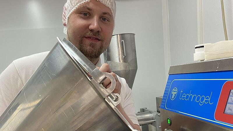 Michael Schmitt an der Eismaschine Michael Schmitt an der Eismaschine