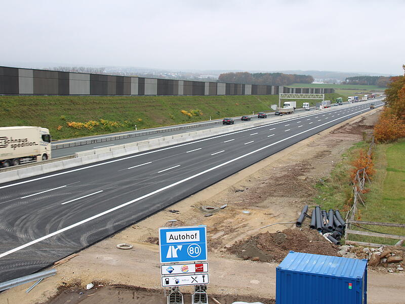 A3: Kurz vor der Ausfahrt H&ouml;chstadt-Ost kann voraussichtlich erst im zweiten Quartal 2026 fertiggestellt werden.