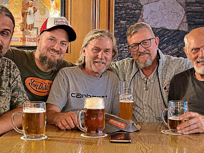 Oft weit weg und doch immer wieder zu Hause (v.l.): Dominic Schiefner (beruflich in Finnland), Matthias Söllner (geschäftsführender Gesellschafter Söllner Logistic), Thomas Grebner (ehemaliger Juniorenweltmeister, beruflich in der Schweiz), Thomas... Oft weit weg und doch immer wieder zu Hause (v.l.): Dominic Schiefner (beruflich in Finnland), Matthias Söllner (geschäftsführender Gesellschafter Söllner Logistic), Thomas Grebner (ehemaliger Juniorenweltmeister, beruflich in der Schweiz), Thomas...