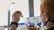 Der Corona-Impfstoff wird der aus einer Ampulla auf die Spritze aufgezogen.Forchheim & Fränkische Schweiz