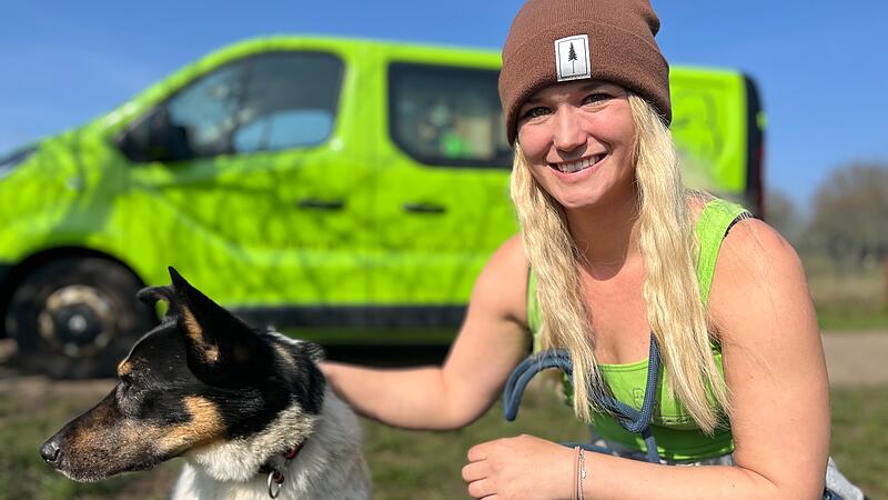 Gassiservice Bamberg: Ein Tag im Grünen. Hundetrainerin Lisa Sauer-Dietz und Hündin Amy.