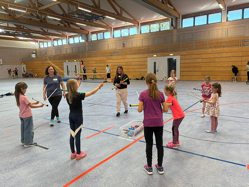 Übungen mit den Devil Sticks für den Auftritt in Adelsdorf. Übungen mit den Devil Sticks für den Auftritt in Adelsdorf.