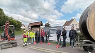 Spatenstich für  Glasfaserausbau und schnelleres Internet in Limbach mit 2. Bürgermeister Hans-Georg Häfner (5.v.l.) sowie Dipl.-Ing. Siegfried Reuther von der Firma Reuther Glasfaser (3.v.r.) mit Mitarbeitern und Stadträten aus Limbach.