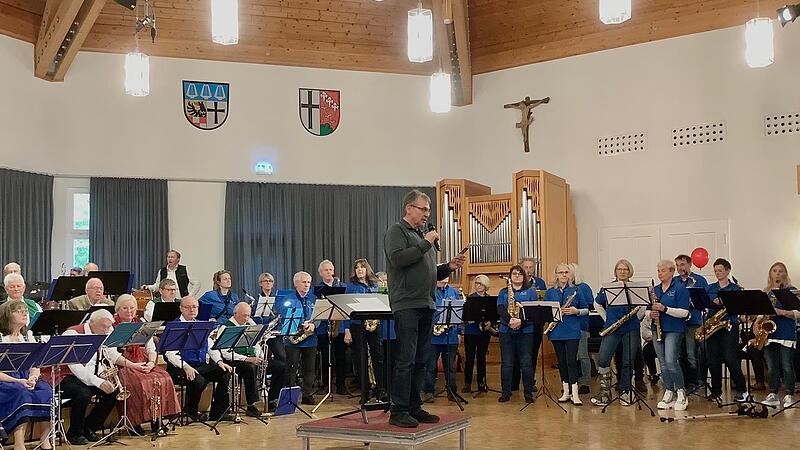 Ein buntes Bild boten die Musiker zum Abschluss des musikalischen Nachmittags im großen Saal. Ein buntes Bild boten die Musiker zum Abschluss des musikalischen Nachmittags im großen Saal.