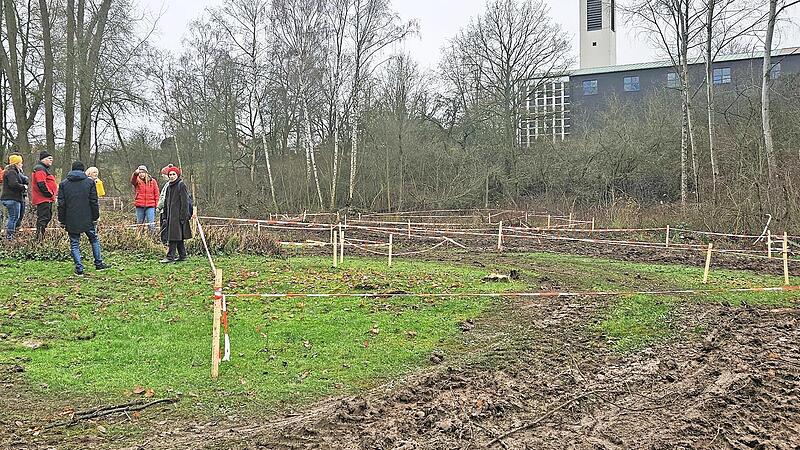 Eine Interessentengruppe besichtigt das Areal unterhalb der St.-Michaels-Kirche in Redwitz, in dem das Projekt &bdquo;Kleiner Wohnen@Land&ldquo; entstehen wird.