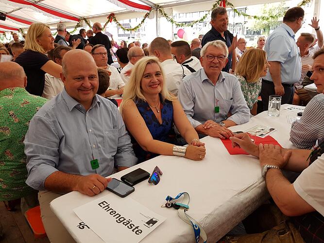 Holger Dremel, Melanie Huml und Landrat Johann Kalb im Festzelt am Leinritt