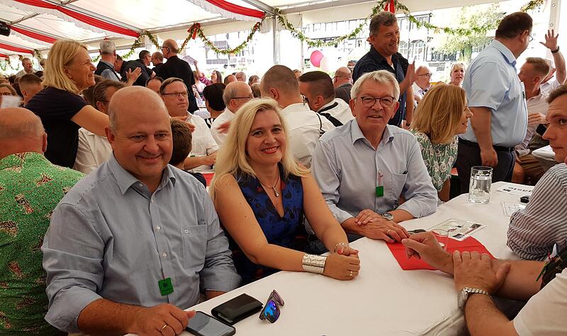 Holger Dremel, Melanie Huml und Landrat Johann Kalb im Festzelt am Leinritt