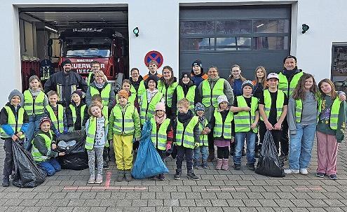 Diese jungen M&uuml;llsammler leisteten einen Beitrag f&uuml;r ein sauberes Ortsbild.