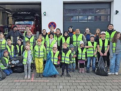 Diese jungen M&uuml;llsammler leisteten einen Beitrag f&uuml;r ein sauberes Ortsbild.