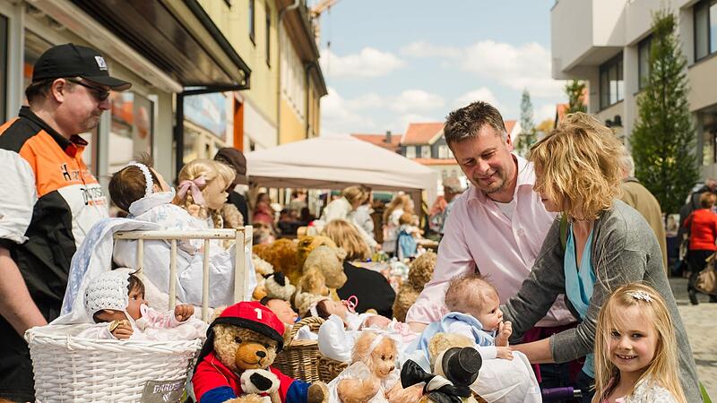Zahlreiche Märkte laden während des Puppenfestivals zum Bummeln und Stöbern ein. Zahlreiche Märkte laden während des Puppenfestivals zum Bummeln und Stöbern ein.