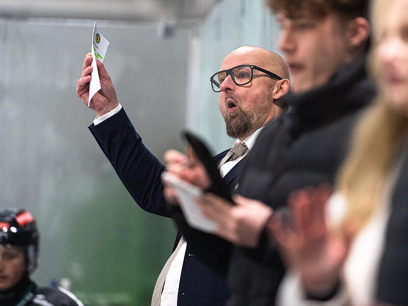 Das war knapp! Auch der Trainer ist bei den H&ouml;chstadt Alligators neu. Morgan Persson fiebert bei seinem Deb&uuml;t ordentlich mit.