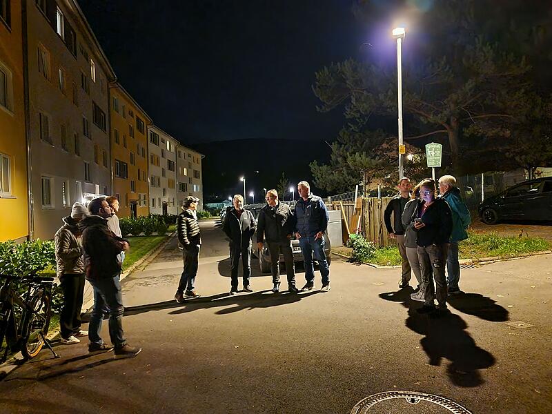 Beim Ortstermin in der Breslauer Straße machen sich die Stadträtinnen und Stadträte ein Bild von der neuen Beleuchtung.