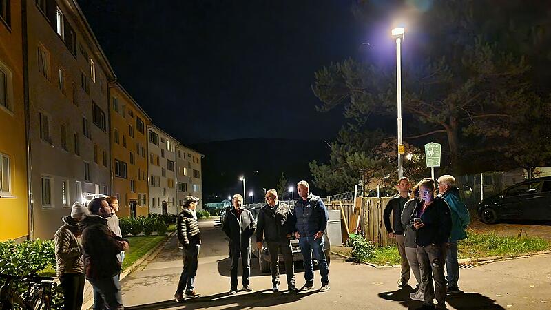 Beim Ortstermin in der Breslauer Straße machen sich die Stadträtinnen und Stadträte ein Bild von der neuen Beleuchtung.
