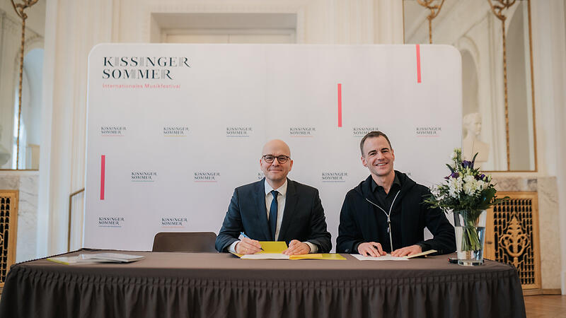 Vertragsunterzeichnung: OB Dirk Vogel (links) und Alexander Steinbeis