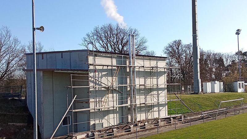 Die Heizanlage hinter dem Rathaus in Vestenbergsgreuth ist bereits in Betrieb. Bald k&ouml;nnte sie nicht nur die gemeindeeigenen Geb&auml;ude, sondern auch etliche Wohnh&auml;user mit W&auml;rme versorgen.