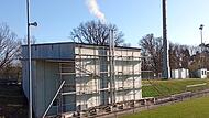 Die Heizanlage hinter dem Rathaus in Vestenbergsgreuth ist bereits in Betrieb. Bald könnte sie nicht nur die gemeindeeigenen Gebäude, sondern auch etliche Wohnhäuser mit Wärme versorgen.