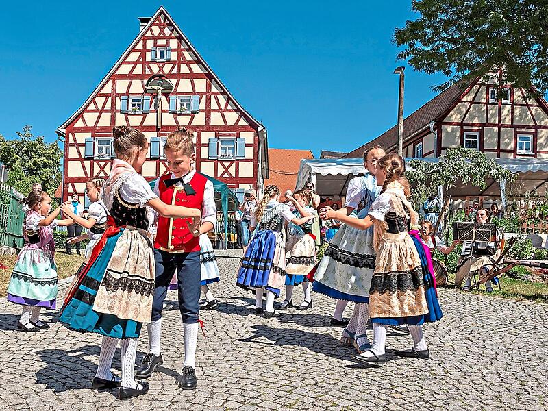 Sollen Feuerwehrleistungen zur Absicherungen von Veranstaltungen wie Georgi-Ritt oder Kerwa k&uuml;nftig den Veranstaltern berechnet werden? Unser Bild zeigt einen Tanz des Volkstrachtenvereins Effeltrich bei der Einweihungsfeier des neu gestalteten Ro...