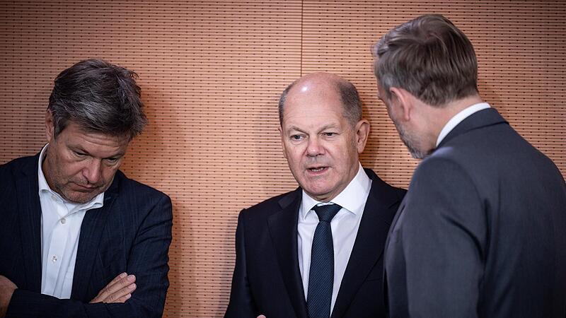 Robert Habeck, Olaf Scholz und Christian Lindner (v. l.) stehen nach der Entscheidung des Bundesverfassungsgerichts vor gro&szlig;en Herausforderungen.