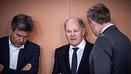 Robert Habeck, Olaf Scholz und Christian Lindner (v. l.) stehen nach der Entscheidung des Bundesverfassungsgerichts vor gro&szlig;en Herausforderungen.