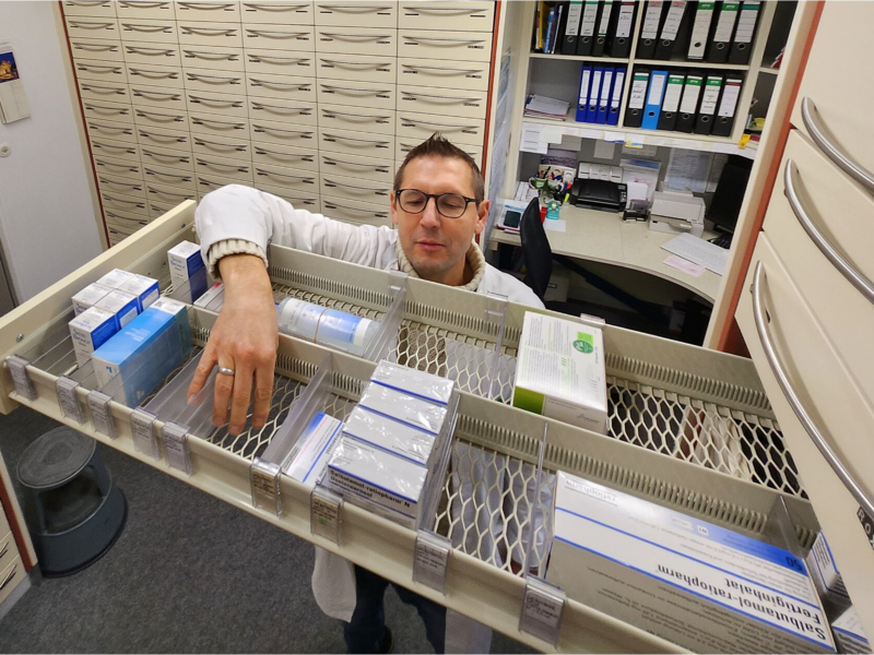 Apotheker Volker Seubold in der Marien-Apotheke in Bamberg