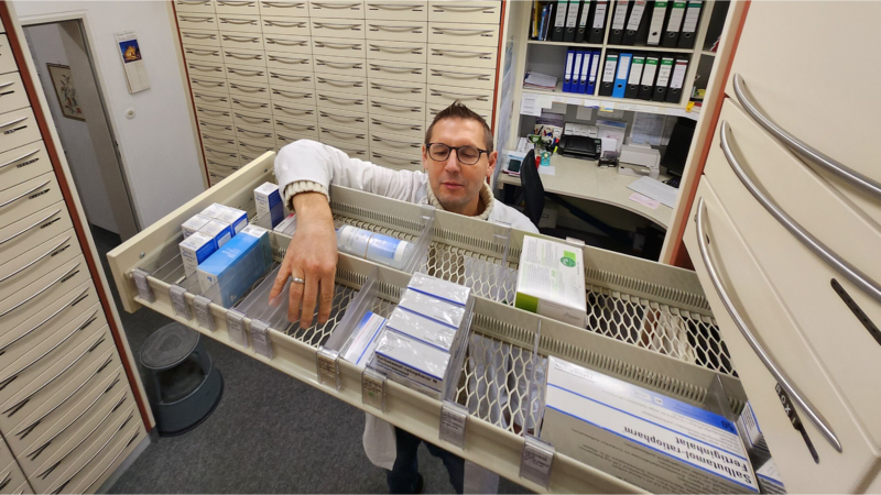 Apotheker Volker Seubold in der Hubertus-Apotheke in Bamberg klagt über Medikamenten-Mangel