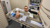 Apotheker Volker Seubold in der Hubertus-Apotheke in Bamberg klagt über Medikamenten-Mangel
