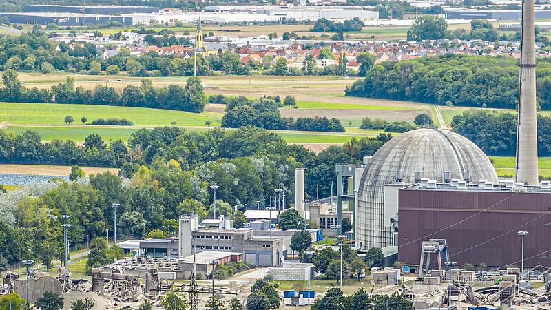 Da, wo bis Freitag, 19.55 Uhr, die riesigen K&uuml;hlt&uuml;rme des Kraftwerks standen, liegen jetzt erstaunlich kleine Haufen Betonschutt (im Vordergrund).