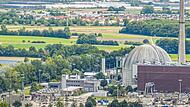 Da, wo bis Freitag, 19.55 Uhr, die riesigen Kühltürme des Kraftwerks standen, liegen jetzt erstaunlich kleine Haufen Betonschutt (im Vordergrund).