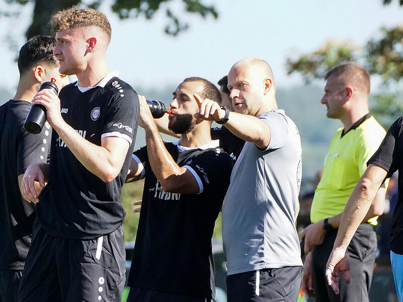 Da geht es lang: Sylvia-Coach Jakob Engelmann hat seine Mannen um Florin Balan (links von ihm) im Griff.