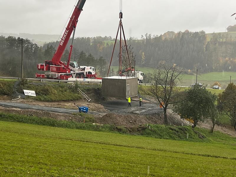Vor kurzem wurde der Fertigteil-Hochbeh&auml;lter bei Ro&szlig;lach in Steilhanglage von einem Schwerlastkran in Filigranarbeit auf den Zentimeter genau am Boden installiert. Nun wartet man auf die Elektroinstallation f&uuml;r die Inbetriebnahme.