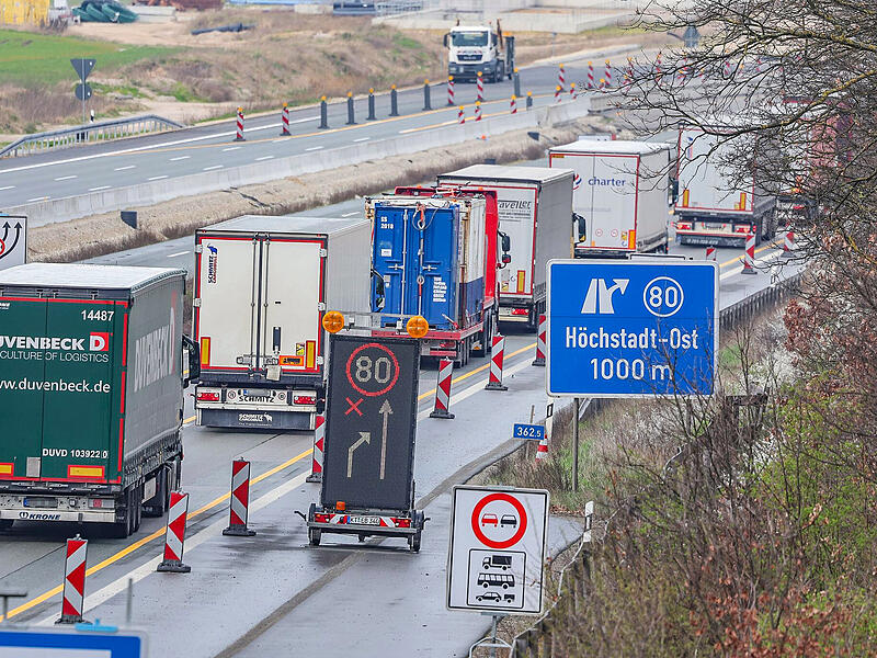 Der Verkehr staut sich auf der rechten Spur. Laut dem ADAC war die A3 im Jahr die Staureichste Autobahn in Bayern. Ausbau und Baustellen erschweren das Fahren vor allem in Franken.