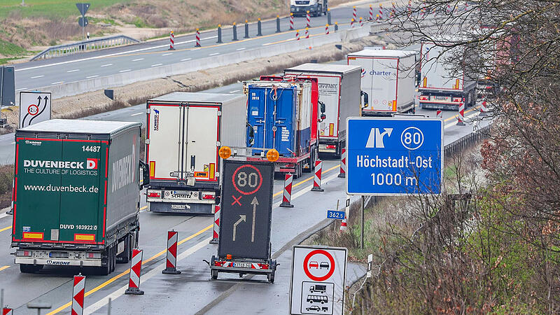 Der Verkehr staut sich auf der rechten Spur. Laut dem ADAC war die A3 im Jahr die Staureichste Autobahn in Bayern. Ausbau und Baustellen erschweren das Fahren vor allem in Franken.