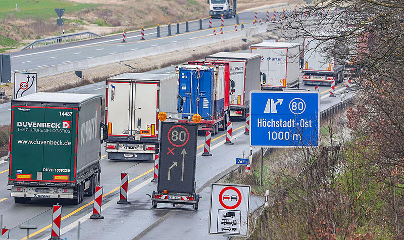 Der Verkehr staut sich auf der rechten Spur. Laut dem ADAC war die A3 im Jahr die Staureichste Autobahn in Bayern. Ausbau und Baustellen erschweren das Fahren vor allem in Franken.