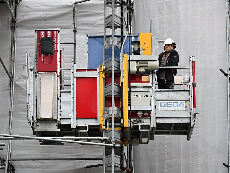 Am Dienstag wurden an der Forchheimer Rathausbaustelle die H&auml;ngewerke in den Dachstuhl eingebaut.
