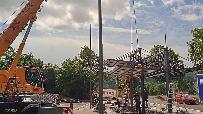 Mit einem Kran wurden die Einzelteile des Buswartehäuschens unterhalb des Feuerwehrhauses montiert. Mit einem Kran wurden die Einzelteile des Buswartehäuschens unterhalb des Feuerwehrhauses montiert.