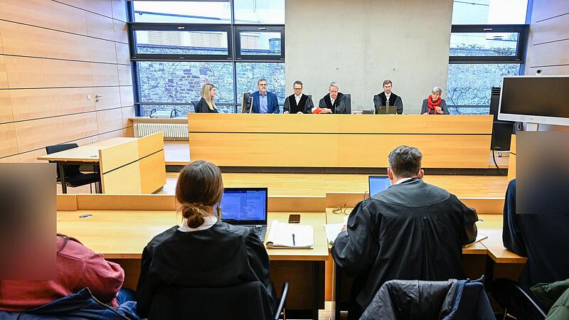 Wegen sexuellen Missbrauchs ihrer Tochter, den sie filmte und fotografierte, erhielt eine Mutter eine zweijährige Haftstrafe zur Bewährung. Mitangeklagt war ihr Expartner wegen Besitz und Verbreitung von Kinderpornografie.