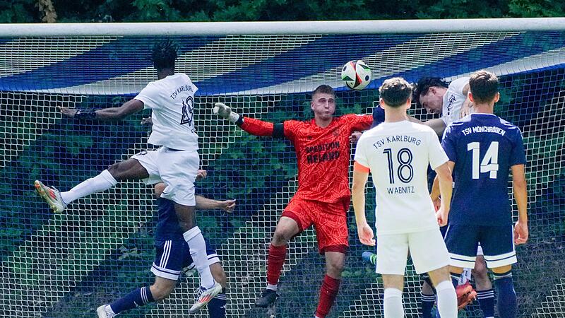 Der Ball schießt auf „Mönche“-Keeper  Jonas Köhn zu. Es ist das Führungstor für die Gastmannschaft TSV Karlburg durch Max Lambrecht.