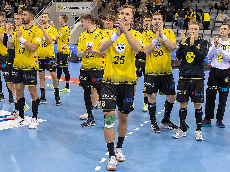 Kapitän Jakob Knauer & Co. bedankten sich nach der 23:26-Pokalniederlage gegen den Bergischen HC bei den Zuschauern.