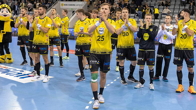 Kapitän Jakob Knauer & Co. bedankten sich nach der 23:26-Pokalniederlage gegen den Bergischen HC bei den Zuschauern.