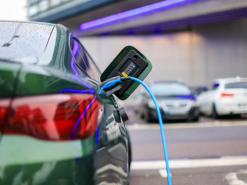 Elektroauto l&auml;dt an Lades&auml;ule